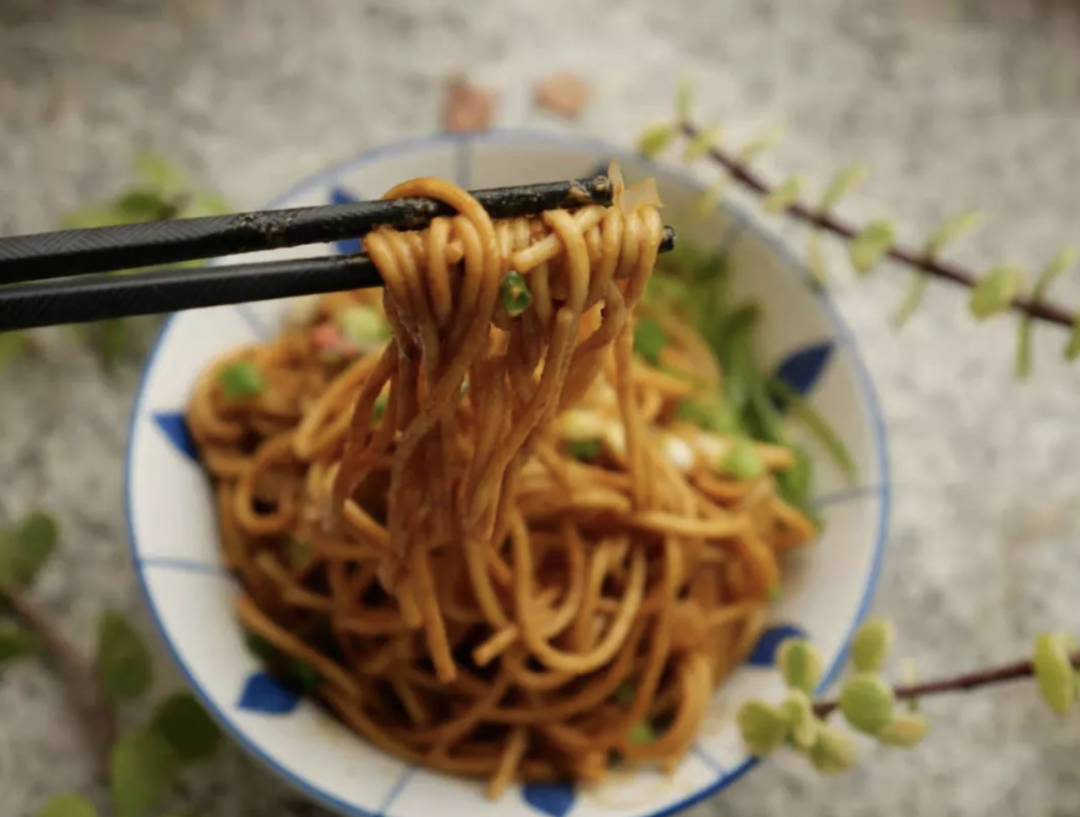 越拌越香，这么别出心裁的吃法，打赌你没试过，一碗根本不过瘾
