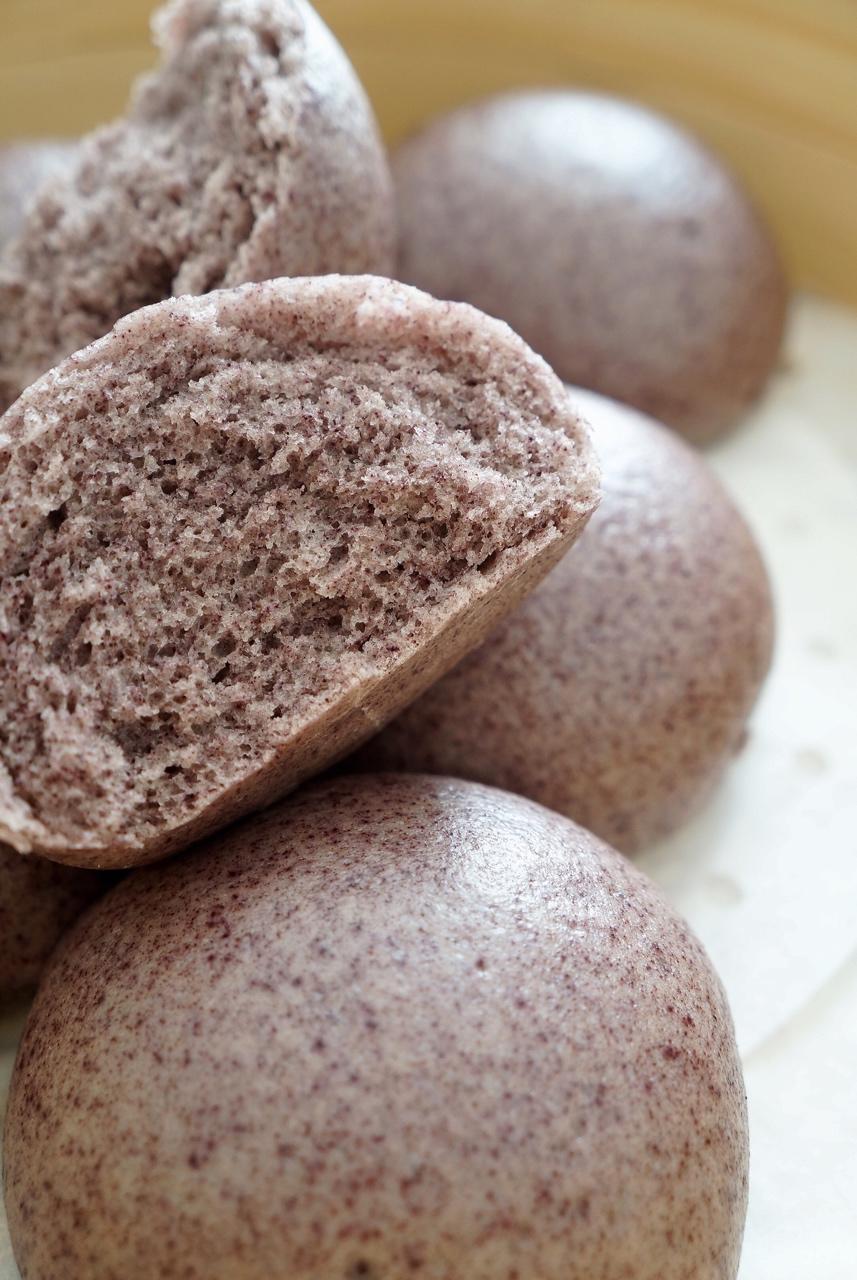 米二乔做的戗面黑米面馒头