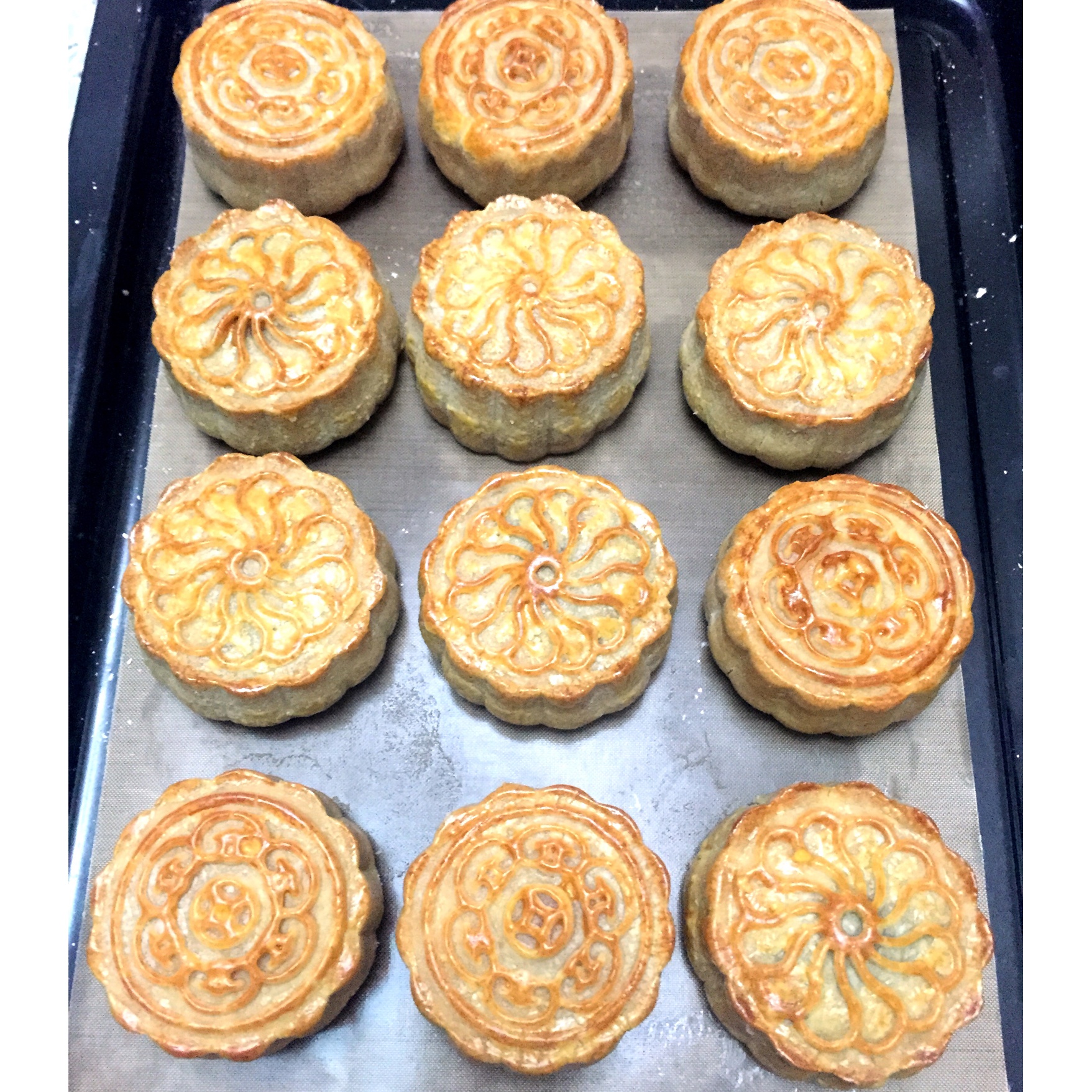 广式蛋黄莲蓉月饼