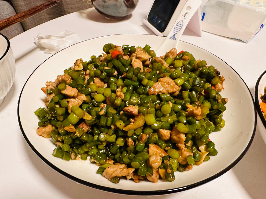 蒜苗炒肉丁
