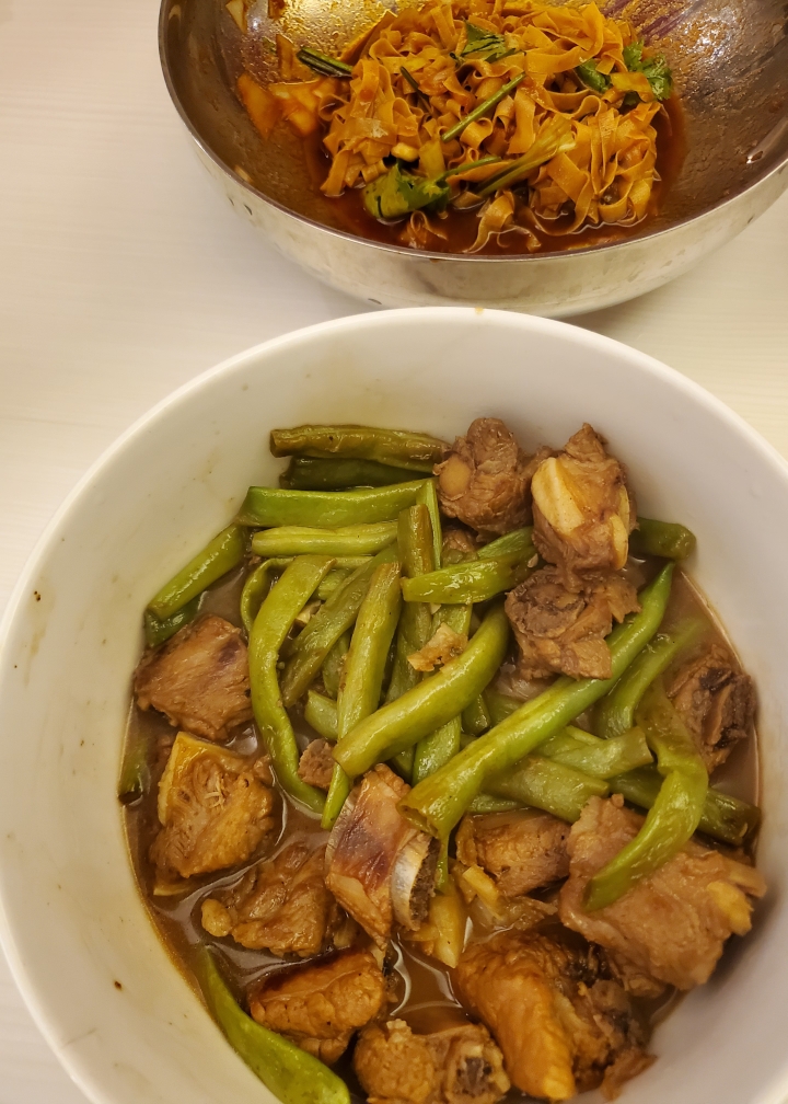 排骨炖豆角和韩式干豆腐小菜