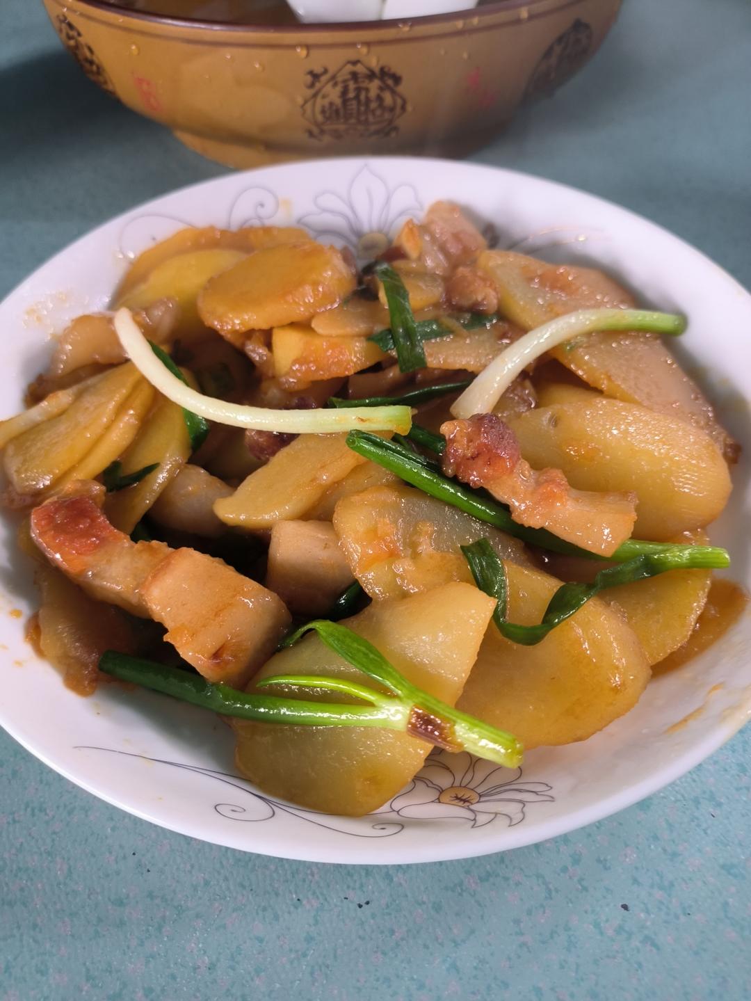 快手家常菜_五花肉炒土豆片