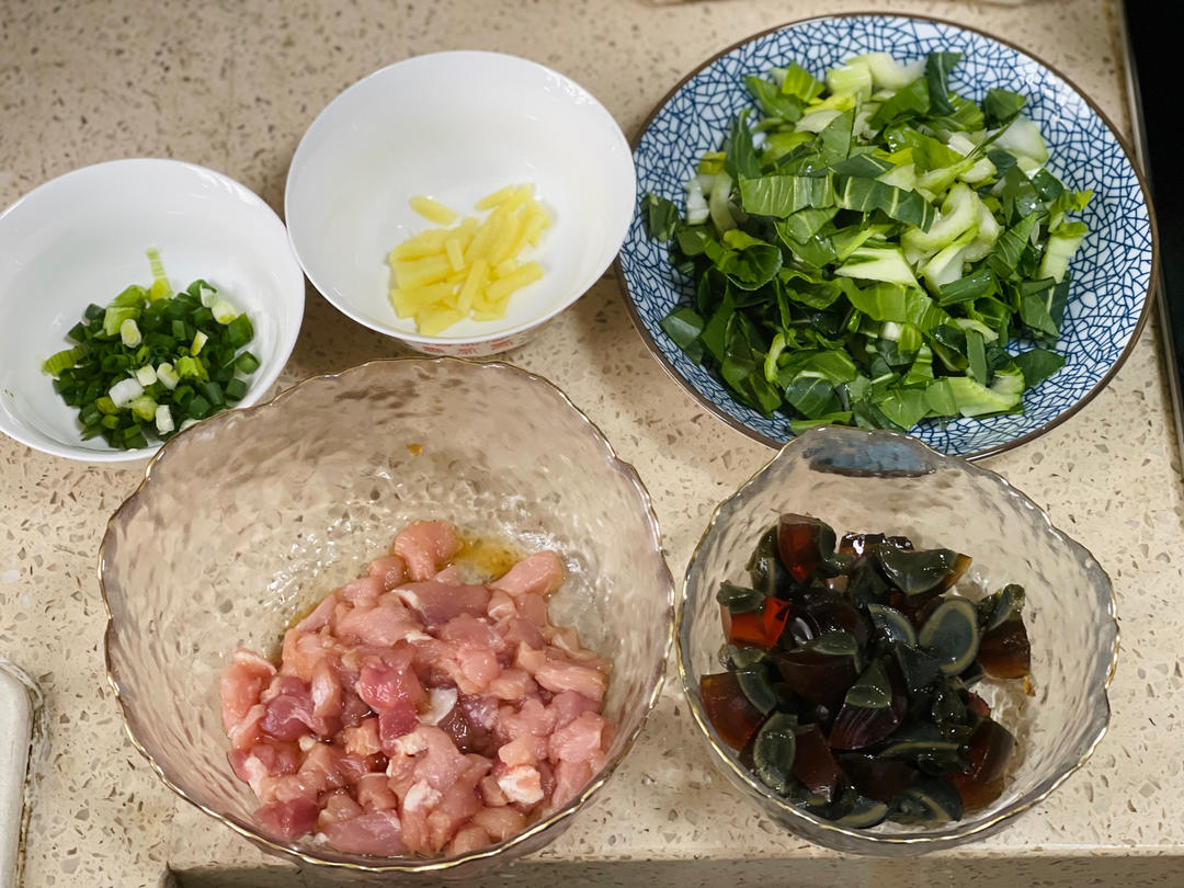 妈妈👩教我做的皮蛋瘦肉粥🥣简单快捷美味😋