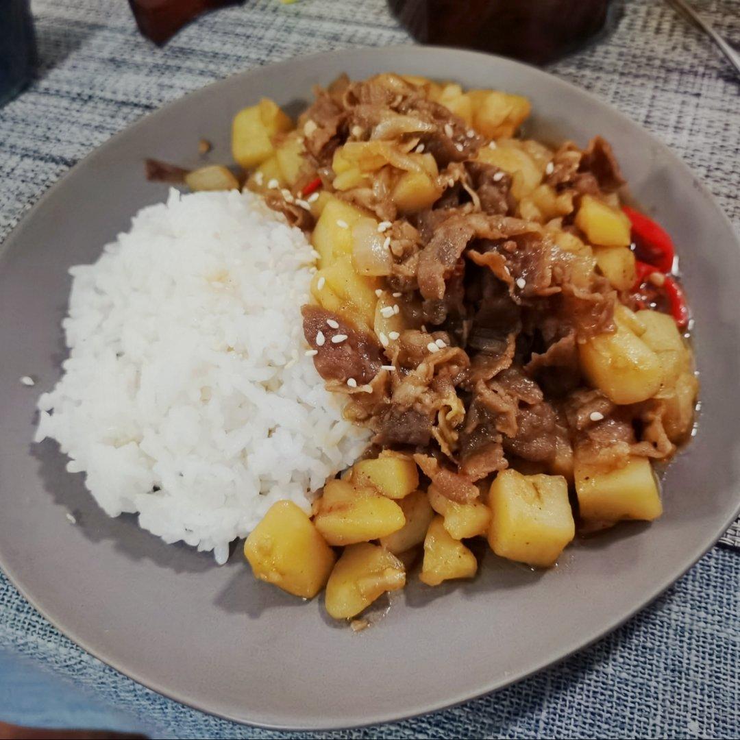 肥牛土豆拌饭