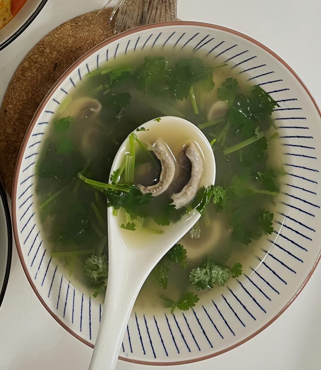 不吃饭先喝两碗的极简口蘑汤