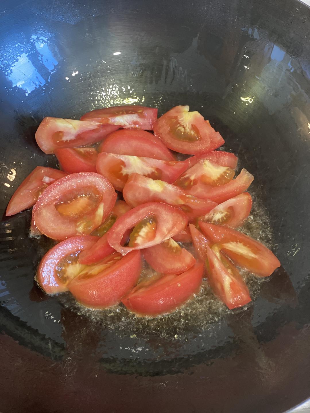 简单下饭冷热皆宜的家常菜-番茄卷心菜炒油面筋的做法 步骤3