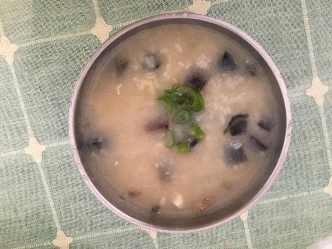 用剩米饭煮一锅接地气的  皮蛋瘦肉粥吧