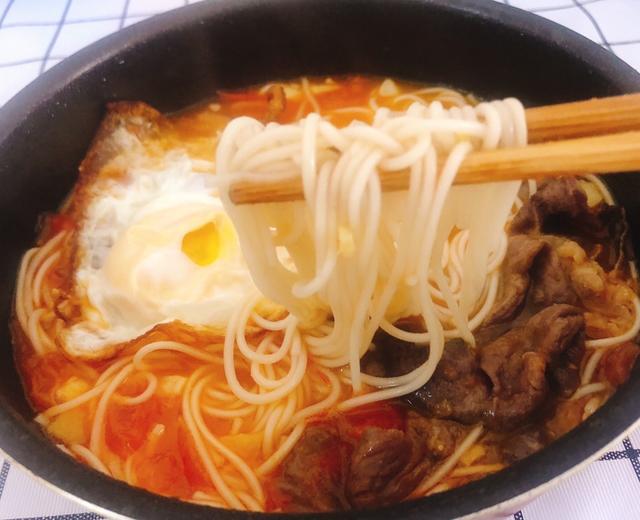 番茄肥牛煎蛋面,浓郁的番茄汤汁,外焦里嫩的煎蛋,吃完一口,人间满足!的做法