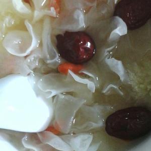 菊花红枣枸杞银耳汤的做法 步骤1