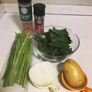 健身食谱 香煎三文鱼配芦笋浓汤 菠菜汁绿酱意粉的做法 步骤1