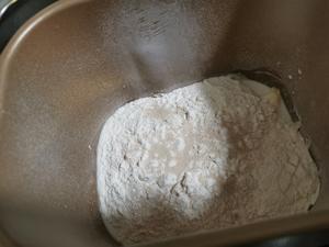 坚果面包（面包机版）～核桃仁、黑芝麻、蔓越莓的做法 步骤4