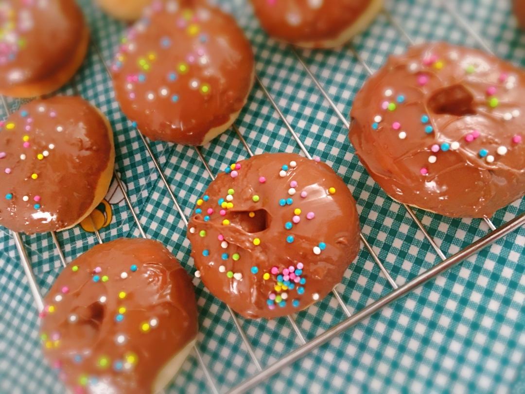 面包版巧克力甜甜圈