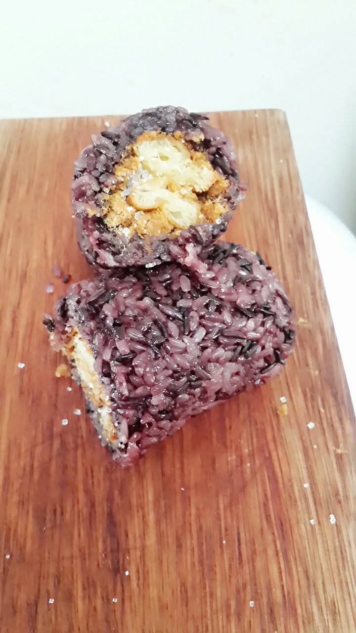 紫米肉松粢饭团的做法