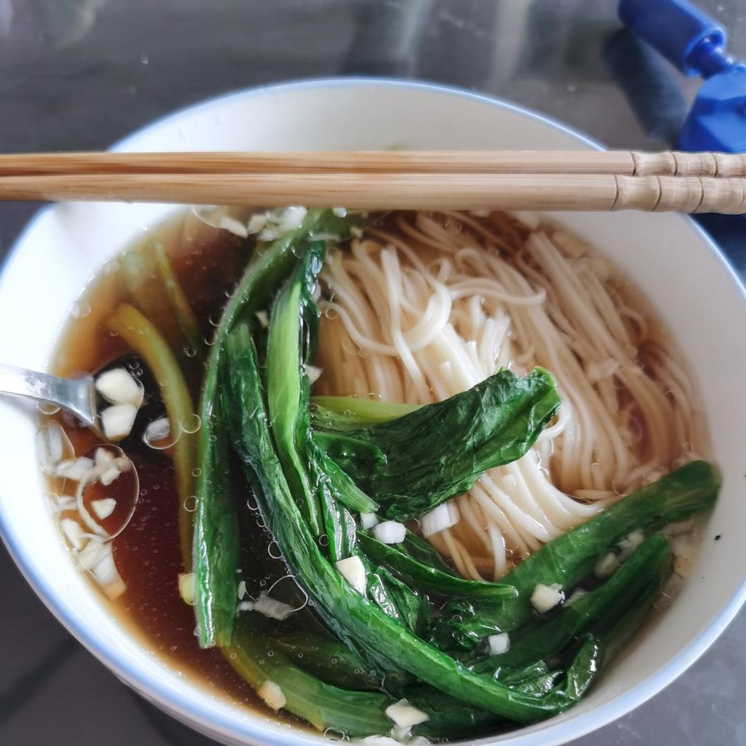 一碗清汤面 🍜 —— 秋日里的治愈系