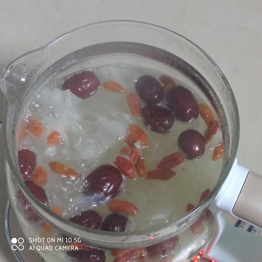 0失败的快速出胶银耳红枣汤（超详细）