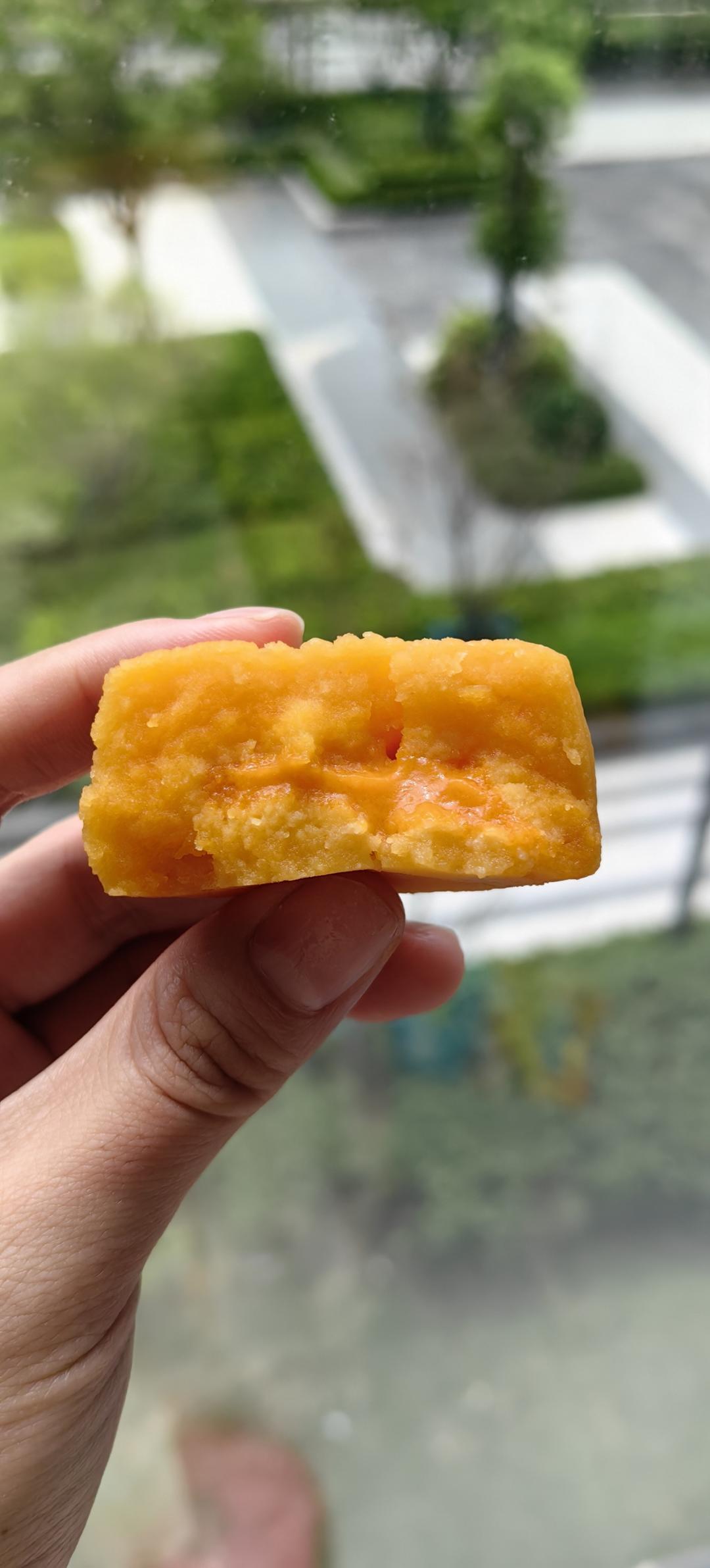 💃奶黄流心月饼——这是可以让你坐稳朋友圈厨霸位置的月饼🥮，没人点赞算我输👎