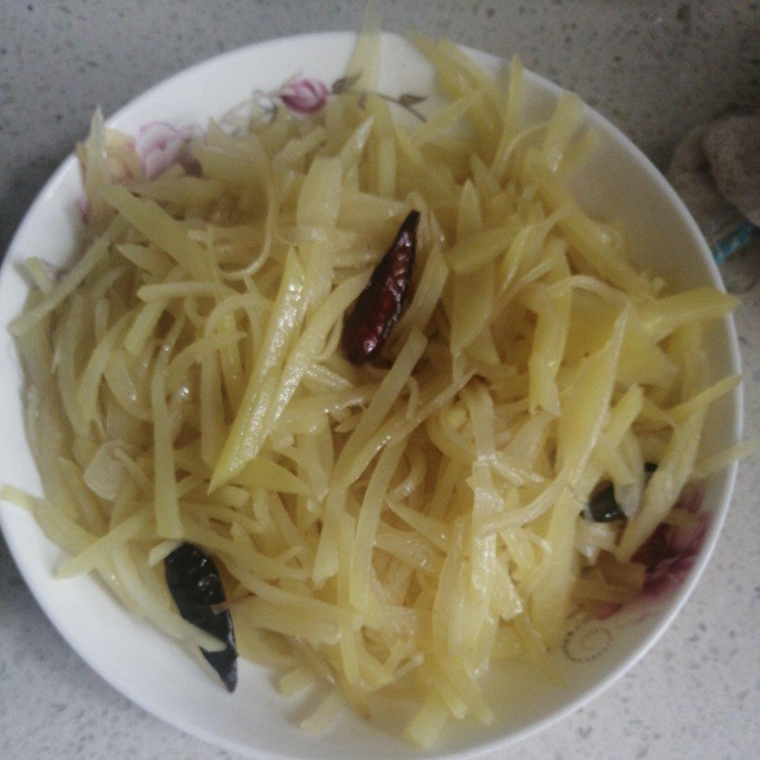 酸辣土豆丝的正宗做法，学会这三个技巧，土豆丝脆爽又下饭