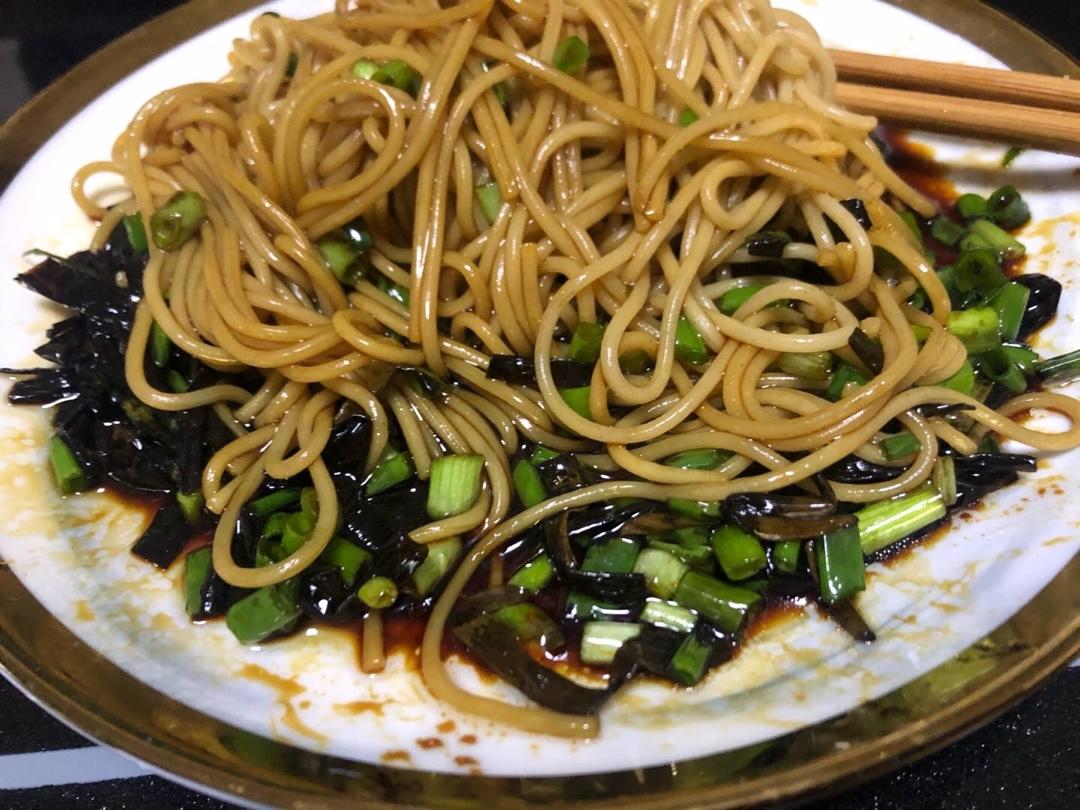 【10分钟搞定的一碗葱油拌面图片】饕餮蒋_下厨房