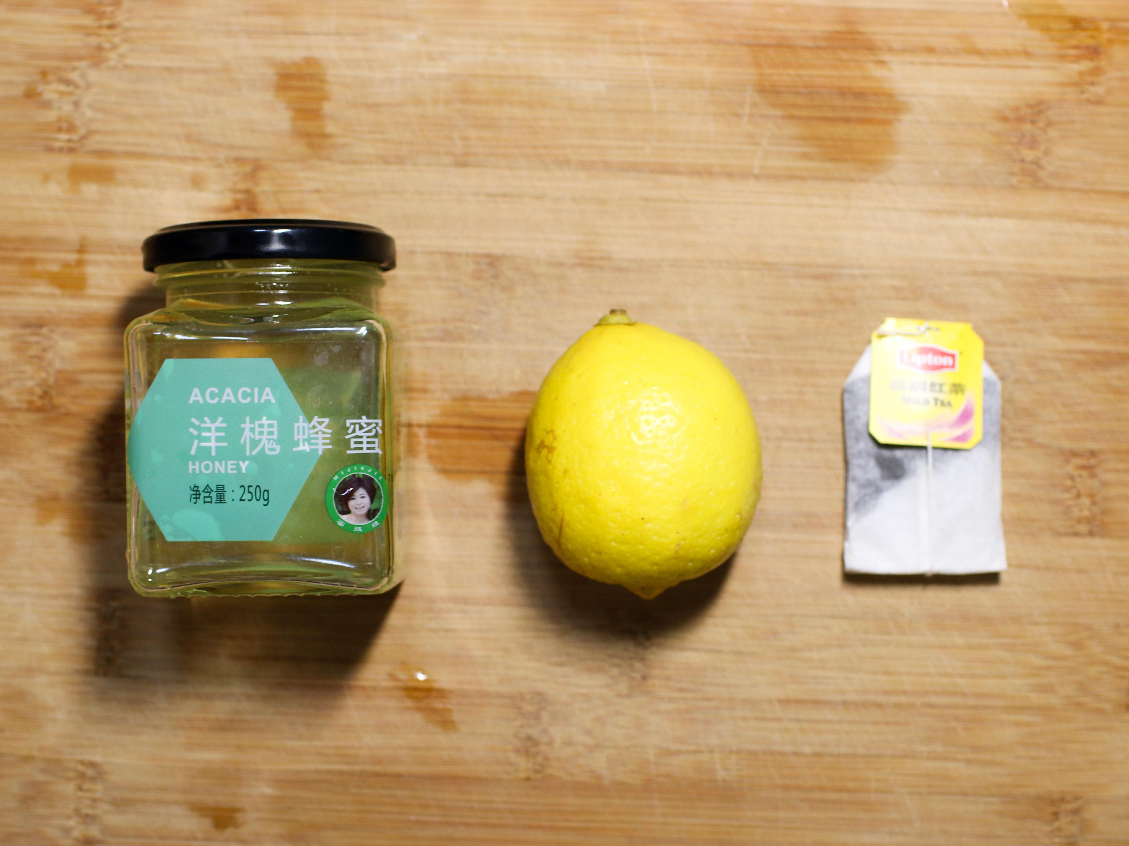 蜂蜜柠檬红茶怎么做才好喝？的做法 步骤1