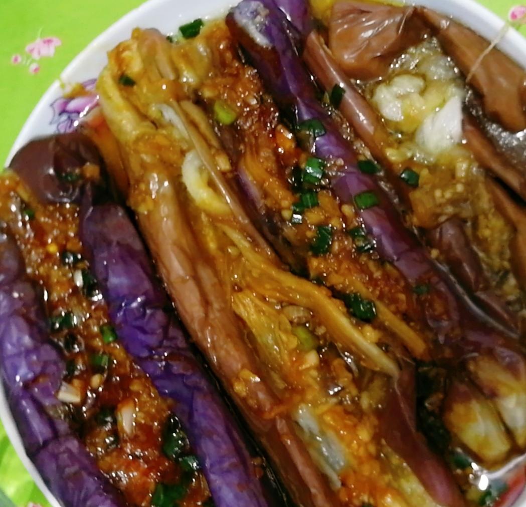 你们都以为烧烤摊的蒜蓉茄子是烤出来的，那你就大错特错了，其实蒸出来的茄子更好吃