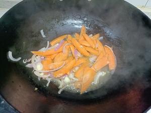 家常菜胡萝卜炒炸猪皮的做法 步骤4