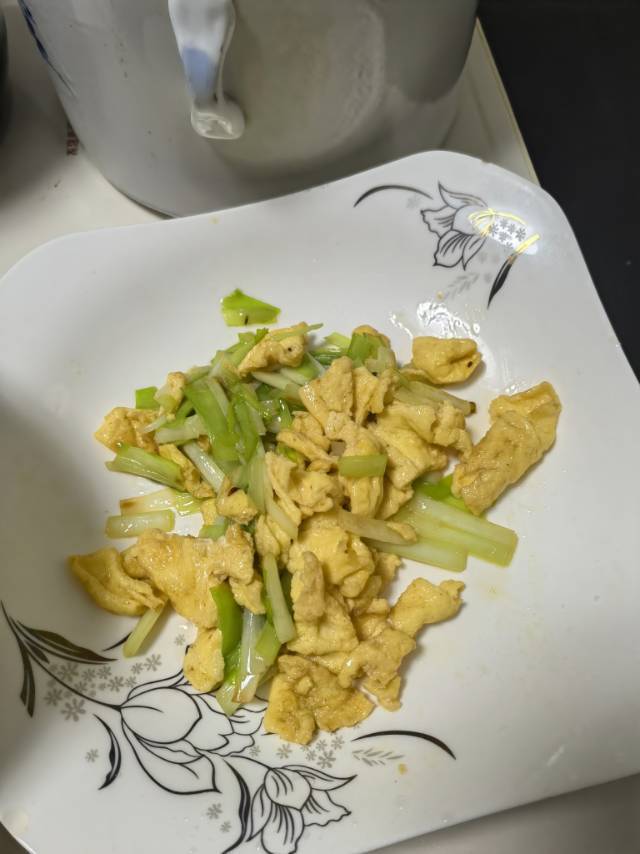 整个简单的韭黄炒蛋（手把手教学）