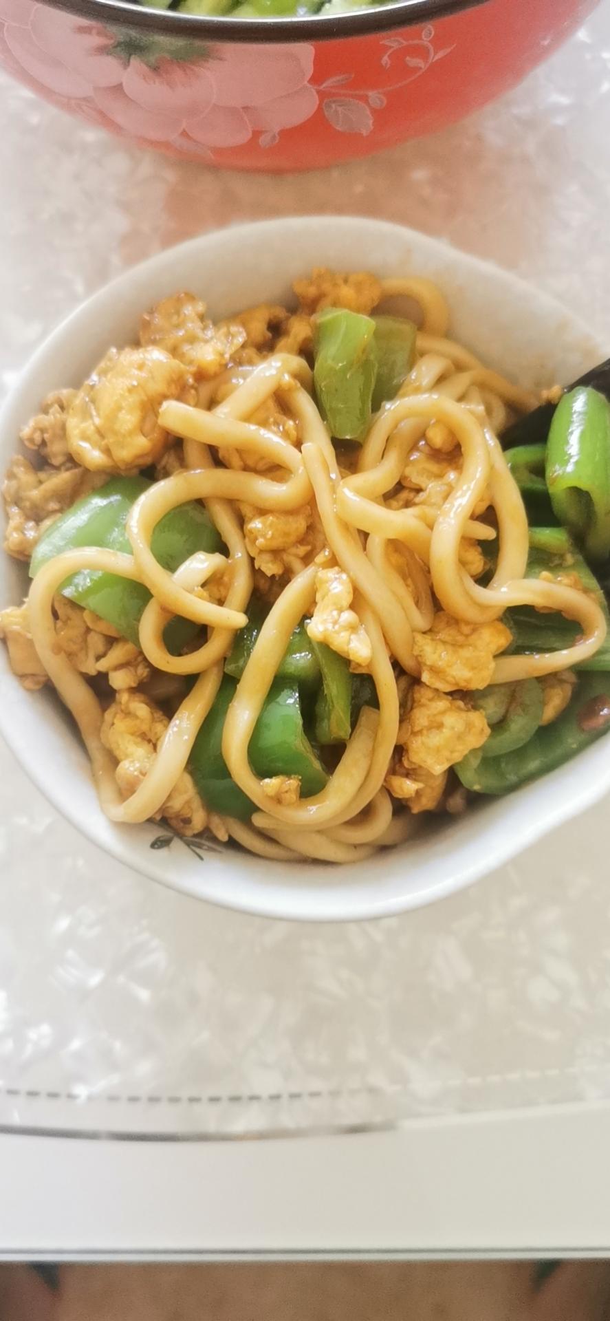 好吃到飞起青椒鸡蛋炒面！零失败