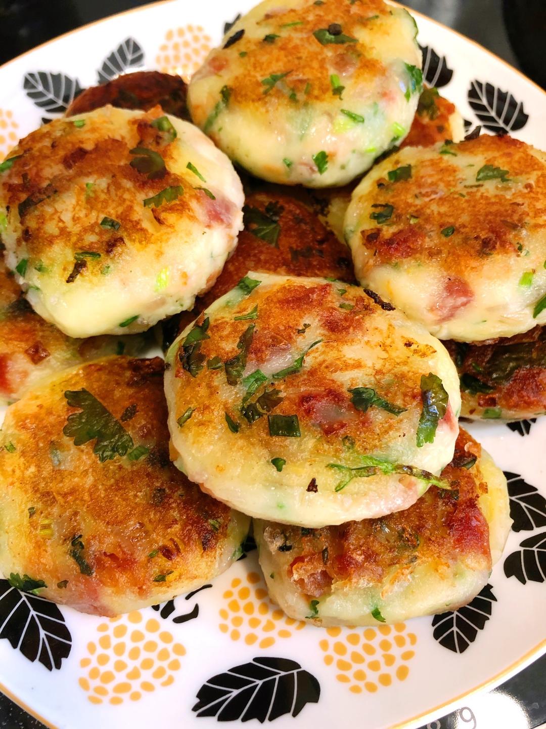 腊肠虾米煎薯饼的做法