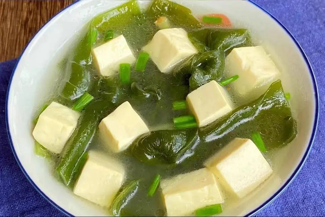 豆腐海带汤：碱性菜的做法 步骤1