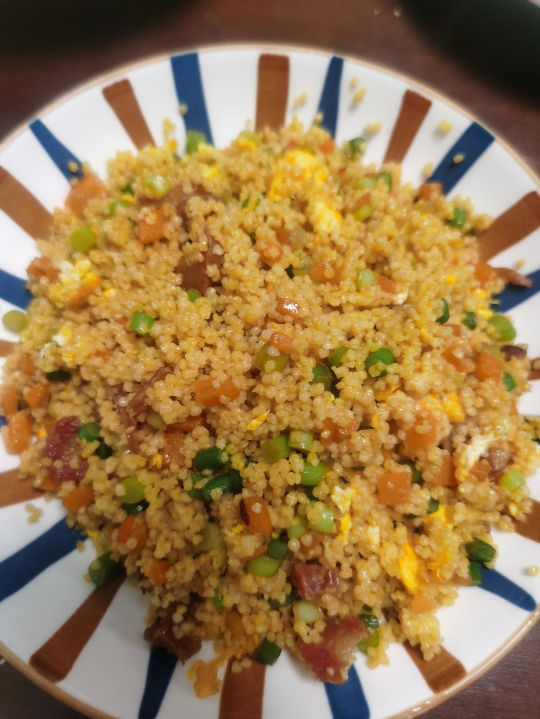 腊肠韭菜炒小米饭