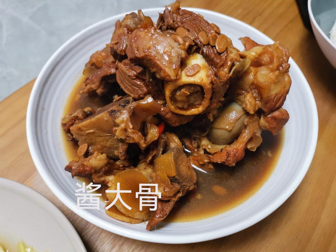 厨师长教你：“酱大骨”的家常做法，酱香浓郁，汤汁拌饭一绝