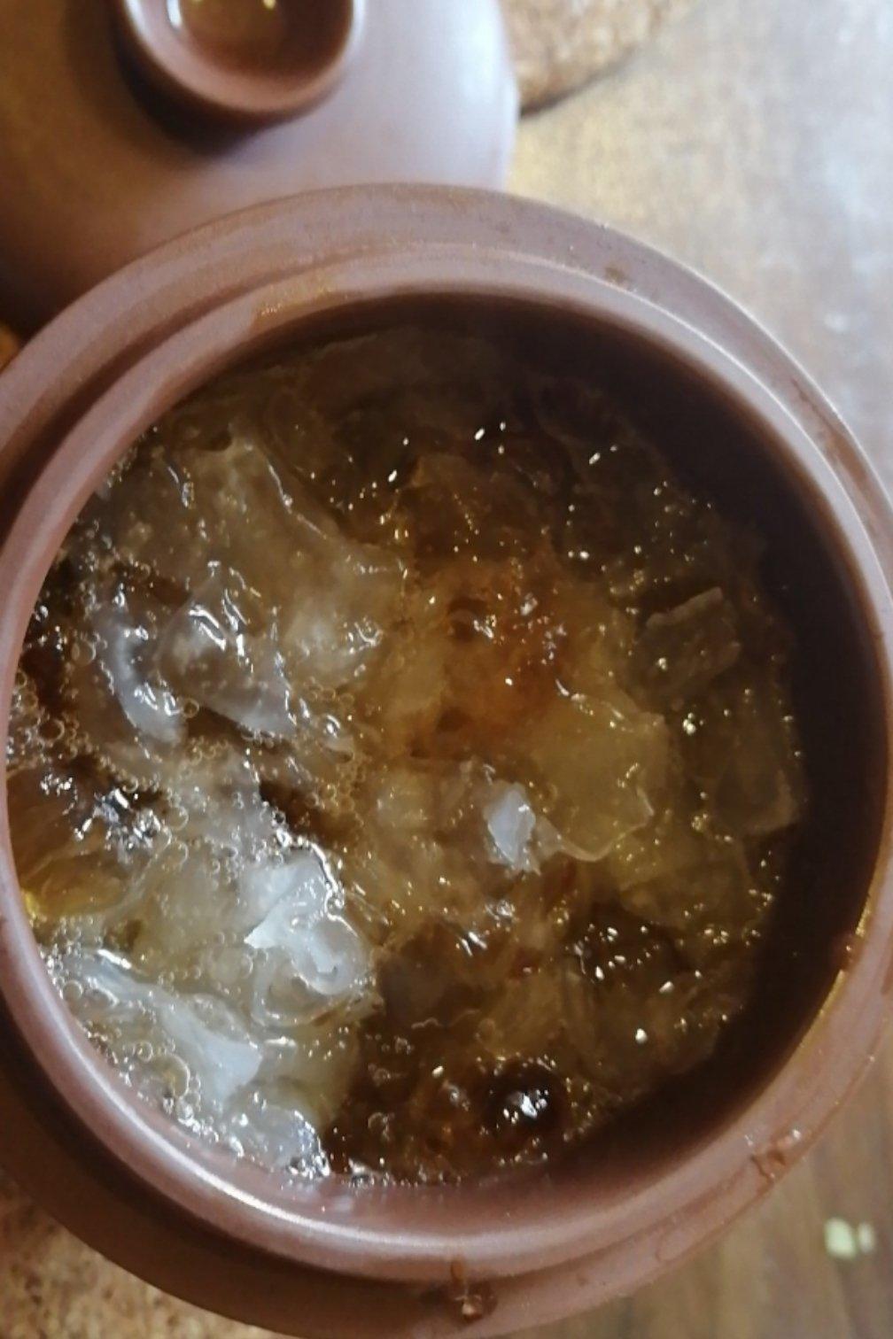 美容润肤 益气补血《桃胶皂角米百合银耳红枣羹》