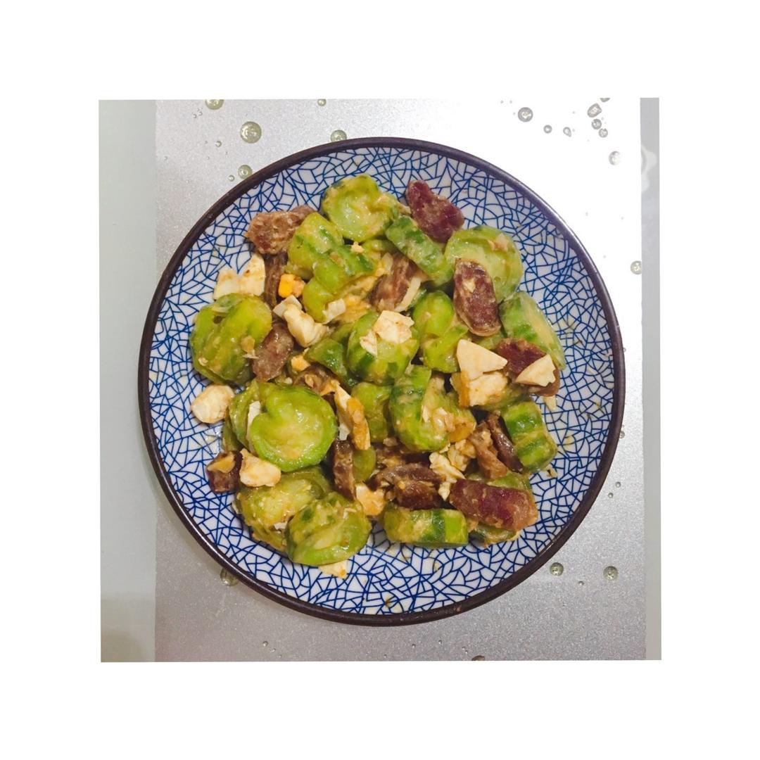 广式咸蛋腊肠炒丝瓜（超级下饭）