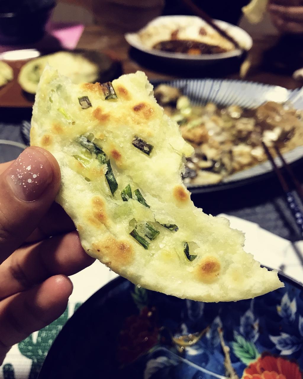 【饺子皮葱油饼】