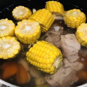 🌽玉米红萝卜茅根竹蔗煲猪骨🌽—清甜养润❗️广式老火汤❗️的做法 步骤5