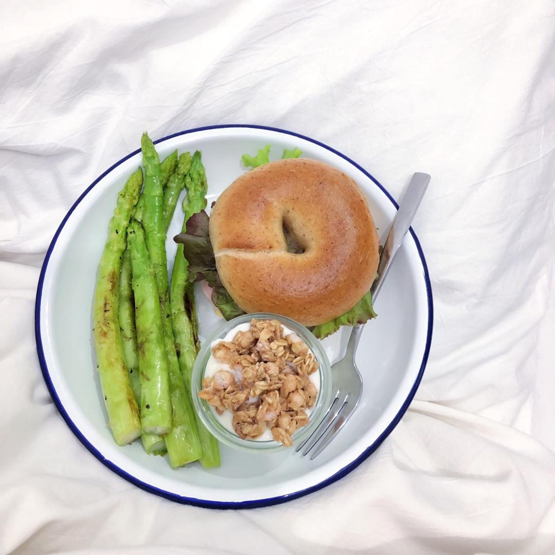 睡沙发才能吃上早餐