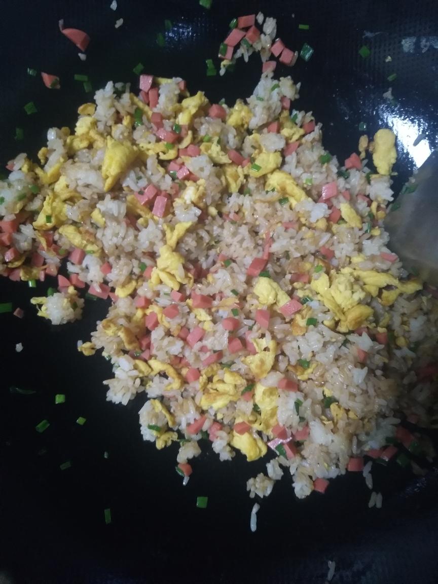 火腿肠蛋炒饭