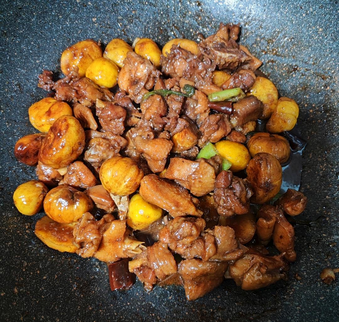 厨师长教你：“板栗烧鸡”的家常做法，咸鲜美味，汤汁浓郁