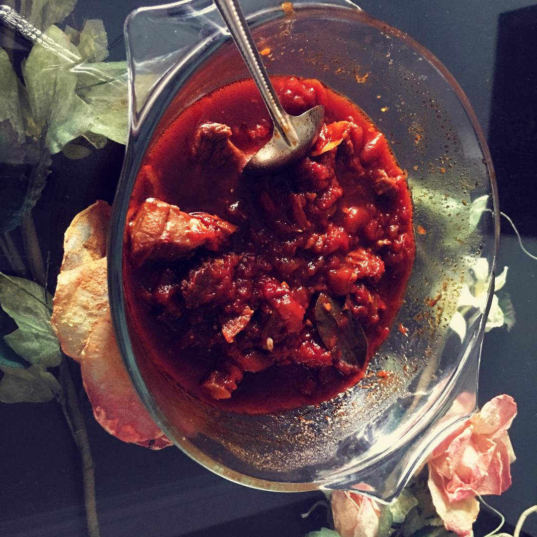 给我一份西红柿炖牛腩，我能吃掉三碗米饭。