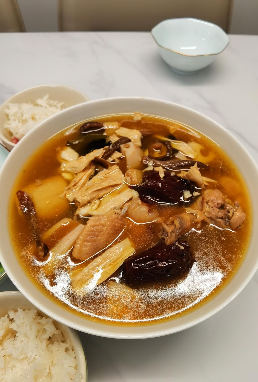 香菇腐竹莲藕炖土鸡