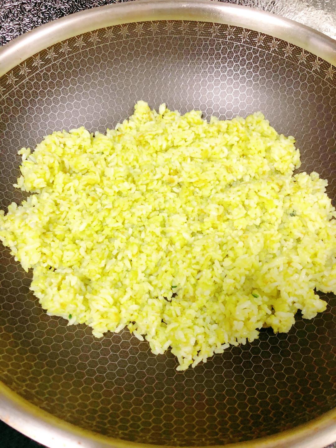 营养又健康的菠菜汁炒米饭的做法 步骤12