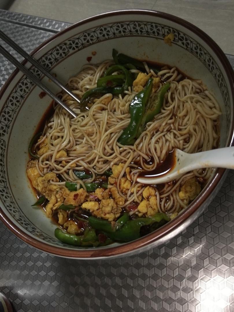 挂面神仙吃法㊙️香到舔盘子的青椒鸡蛋拌面