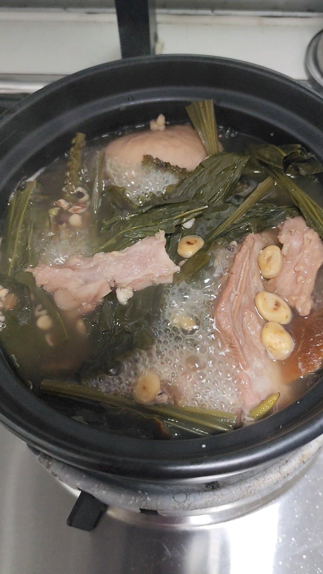 田冠草煲猪小肚，特别适合近期雨水缠绵的天气