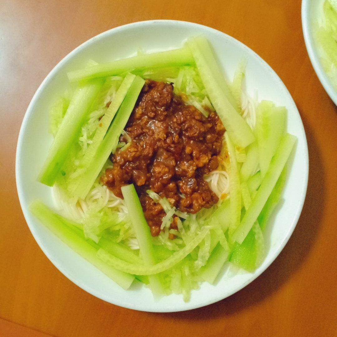 我发誓这将是你吃过最好吃的炸酱面，一口下去回味无穷！！！