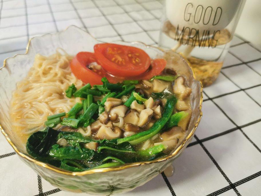 菌汤面条 看得见的香菇 尝得到的鲜美 这才是真正的菌汤