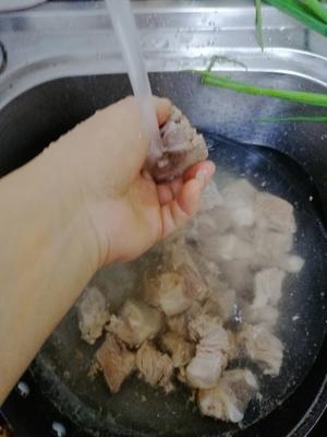 宝宝爱吃的玉米土豆排骨汤（电饭锅版，不需要煎炒排骨）的做法 步骤1