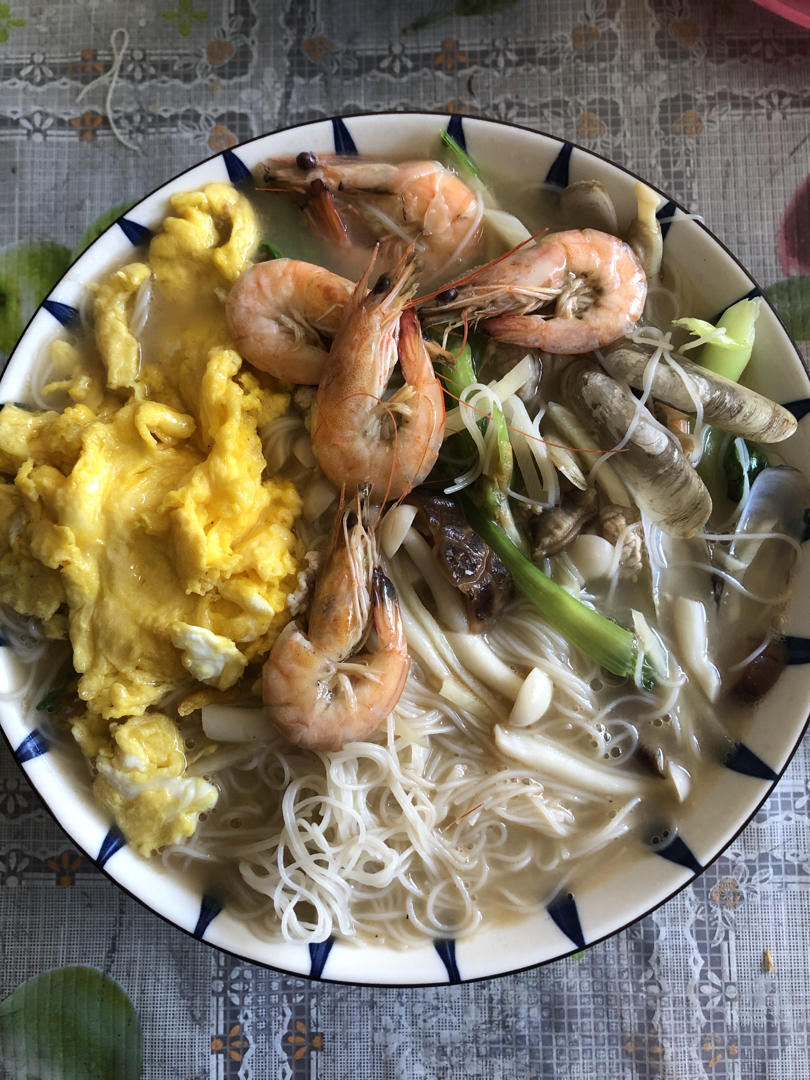 一碗随意的三鲜面