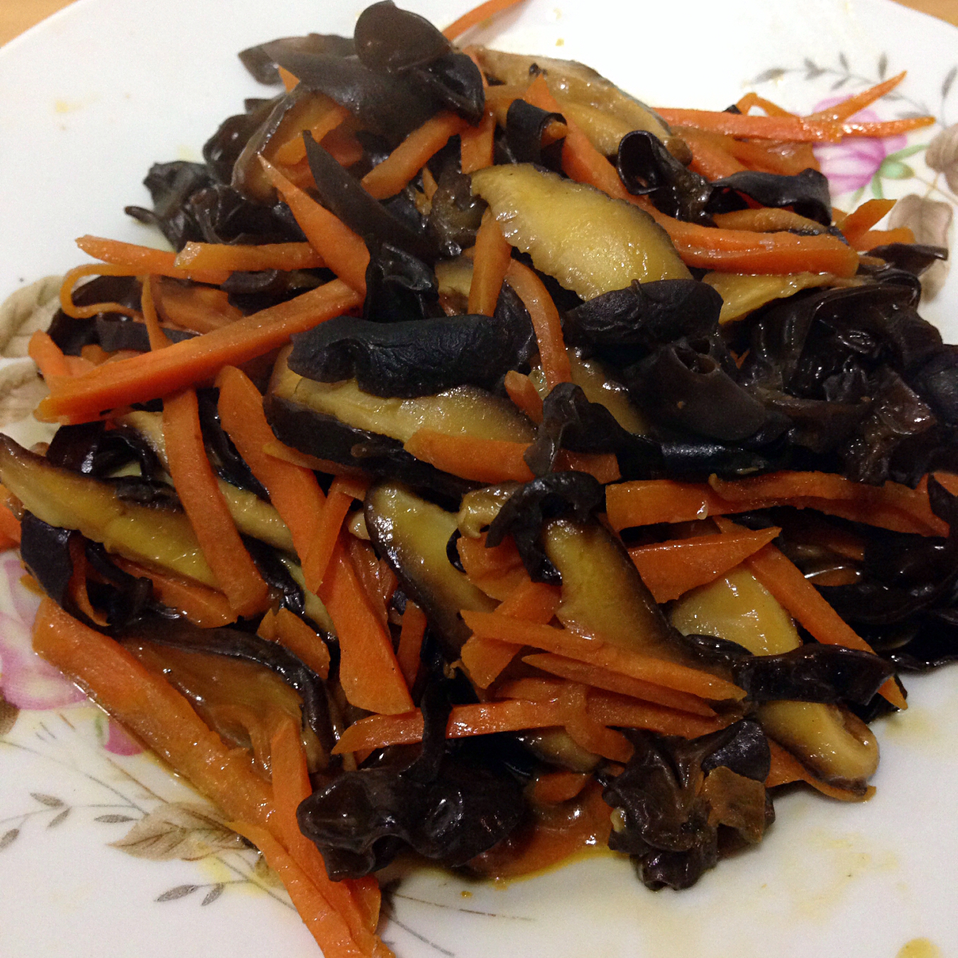 胡萝卜香菇炒木耳