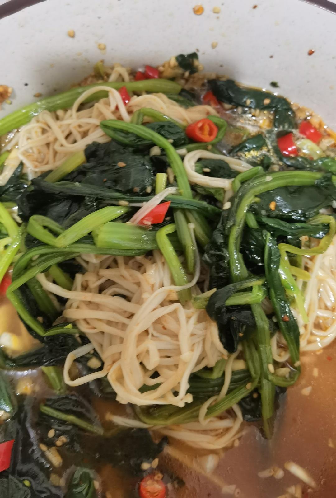 解馋减脂餐！酸辣开胃又下饭的菠菜拌金针菇