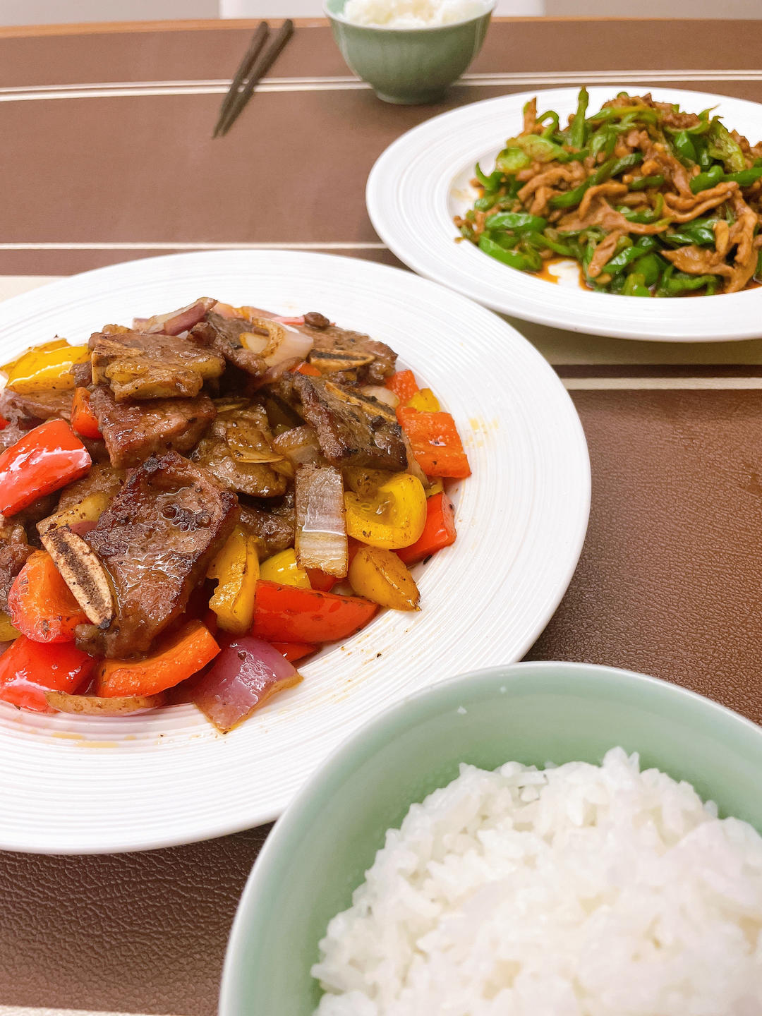 经典的家常菜，青椒炒肉丝，简单的食材也能做出如此美味